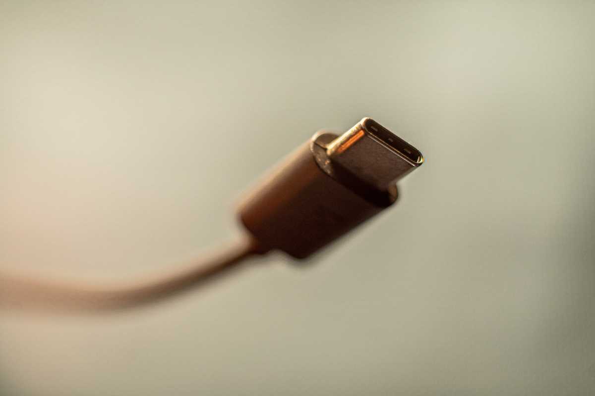 تم تكبيرها في ضوء كابل USB-C