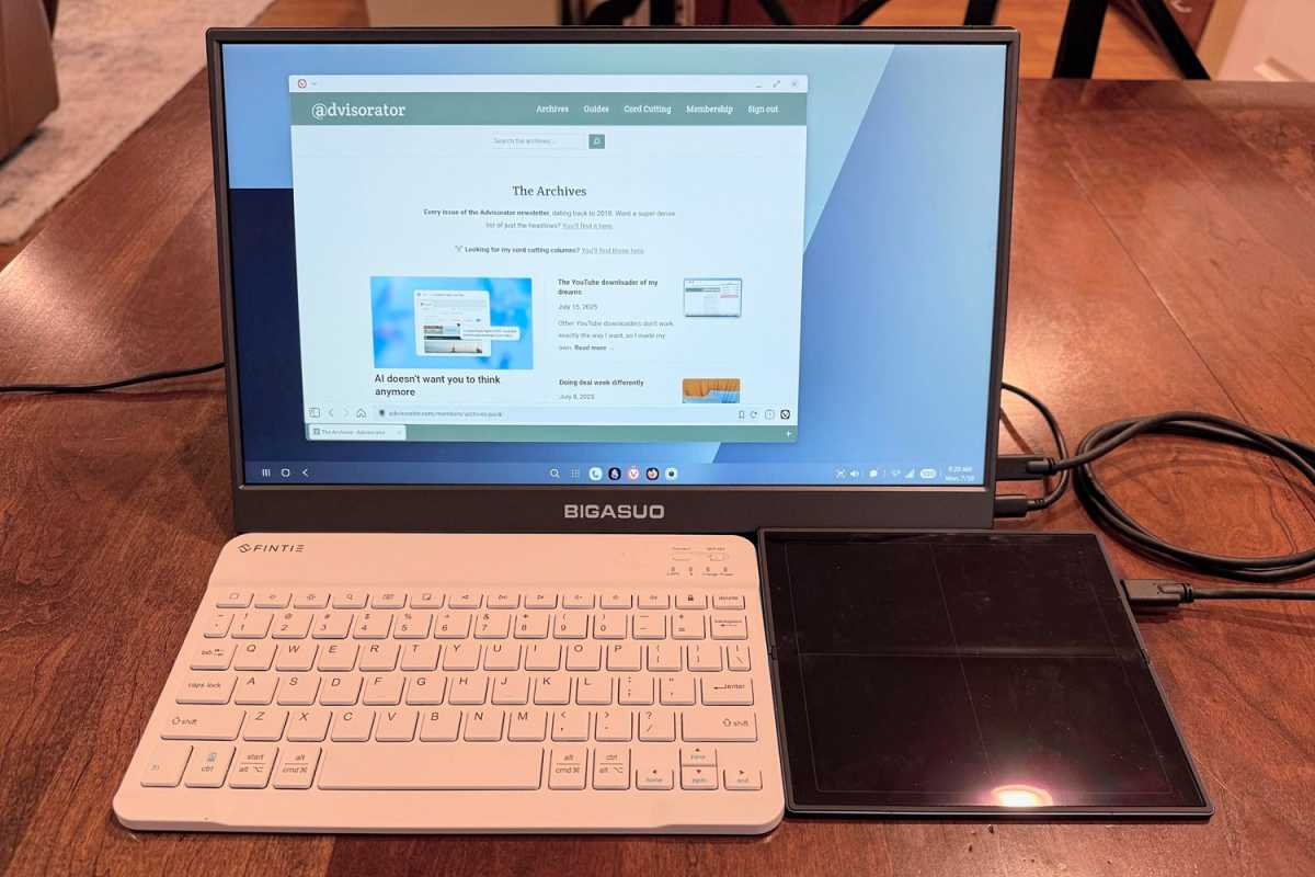 شاشة محمولة ولوحة مفاتيح Bluetooth وهاتف Samsung القابل للطي في وضع DEX ، يتضاعف كمظهر تتبع
