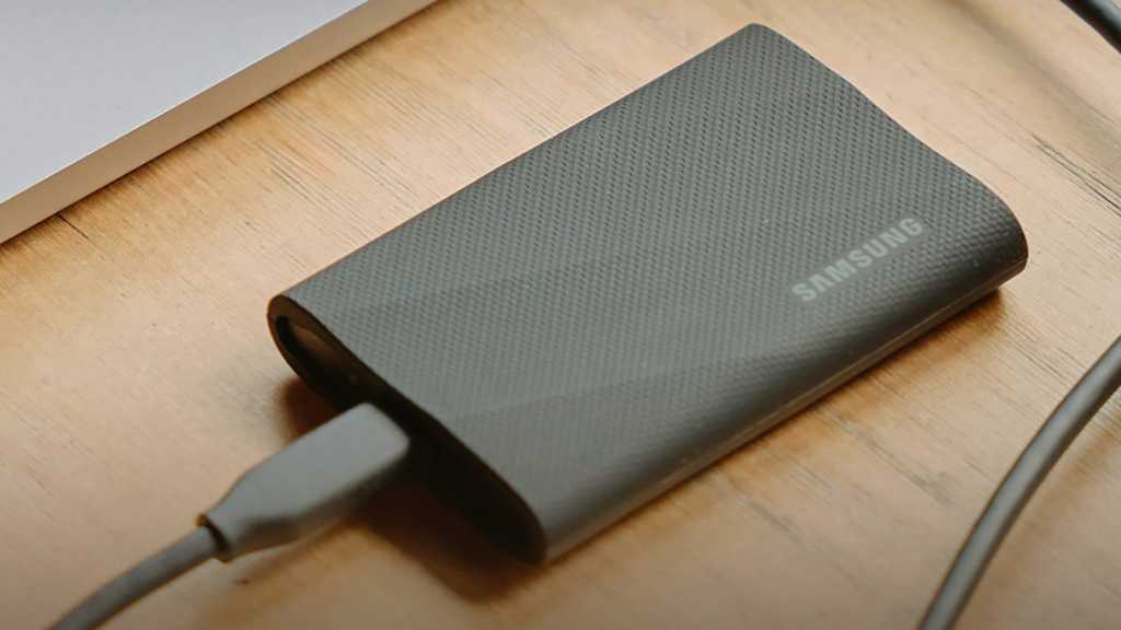 يعد SSD المحمول فائق السرعة بسعة 1 تيرابايت من سامسونج هو الفائز عندما يكون معروضًا للبيع