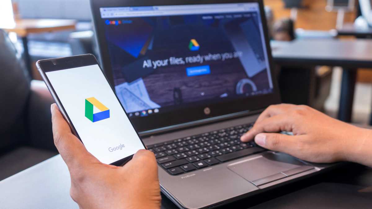 Google Drive على الهاتف في متناول اليد وعلى الكمبيوتر المحمول على المكتب