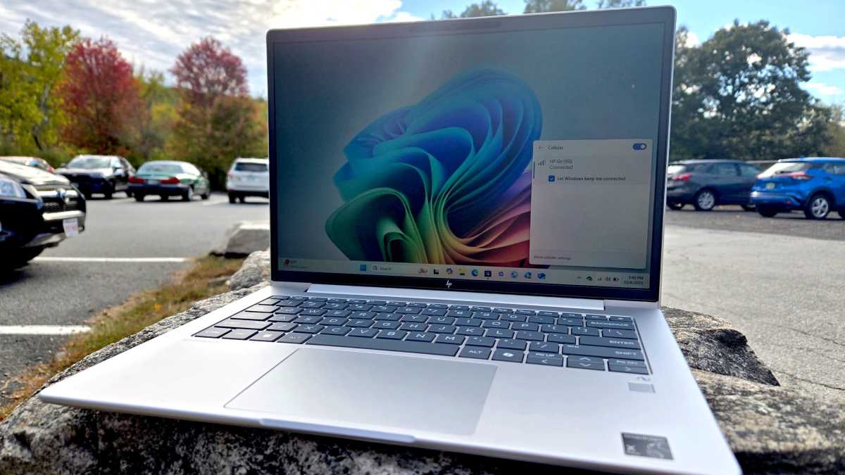 جهاز HP EliteBook 6 G1q في الخارج مع إمكانية رؤية شبكة 5G على الشاشة
