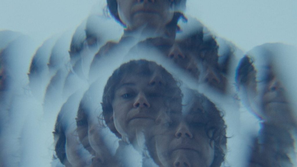 فيلم “الحارس” الغامض لأوسجود بيركنز يدور حول “رعب المثلية الجنسية”