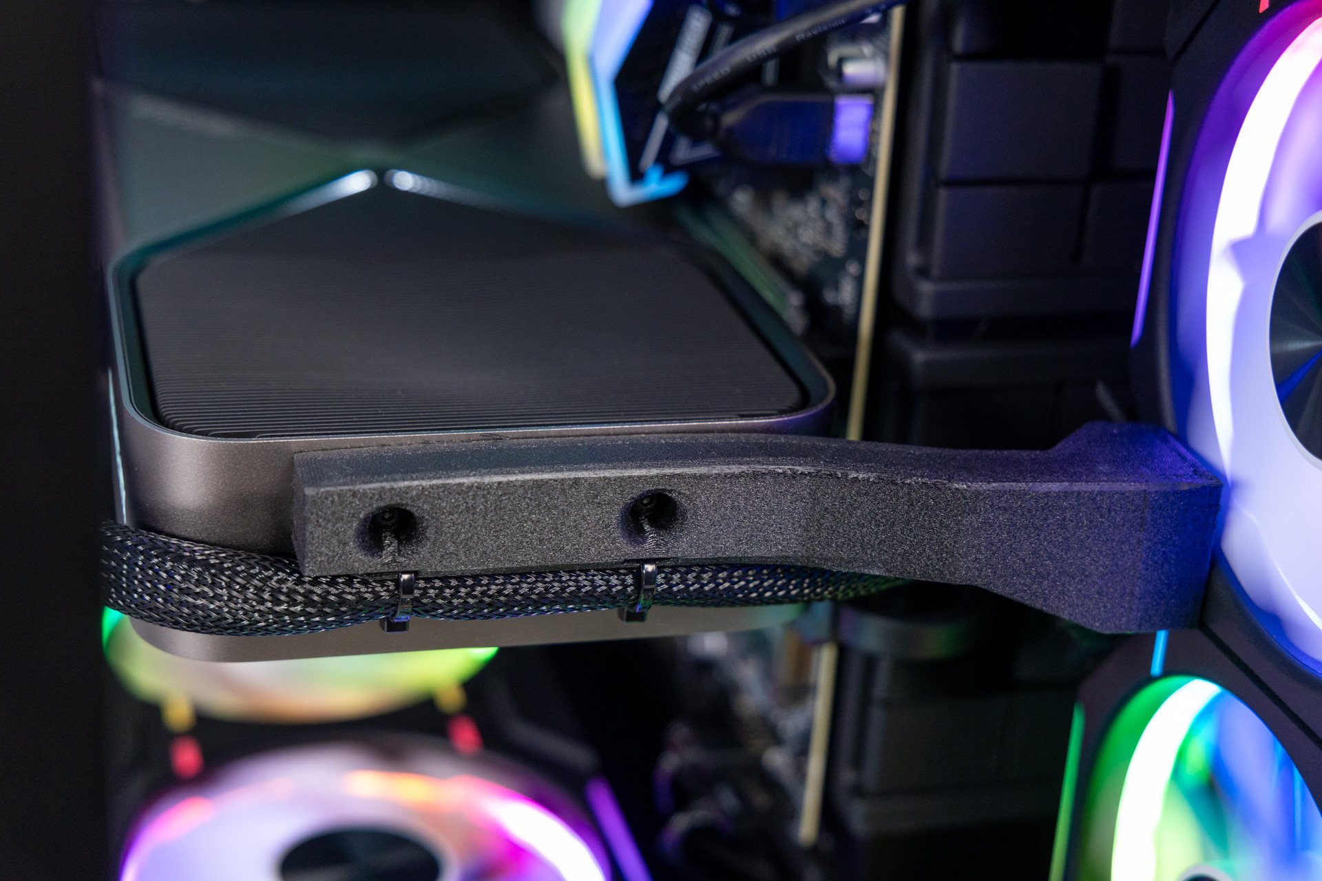 مراجعة الكمبيوتر المكتبي Maingear Apex Rush 11