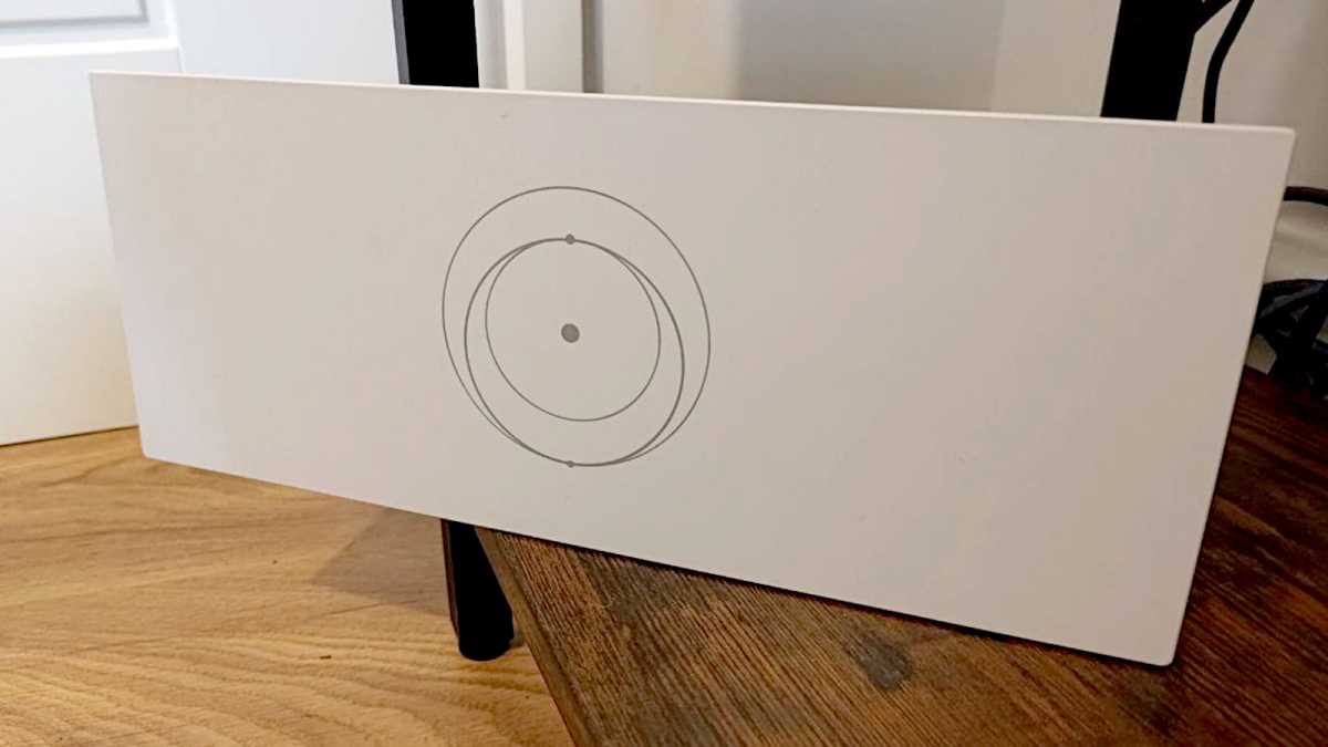 صورة مقربة لجهاز توجيه Starlink Wi-Fi على جانبه
