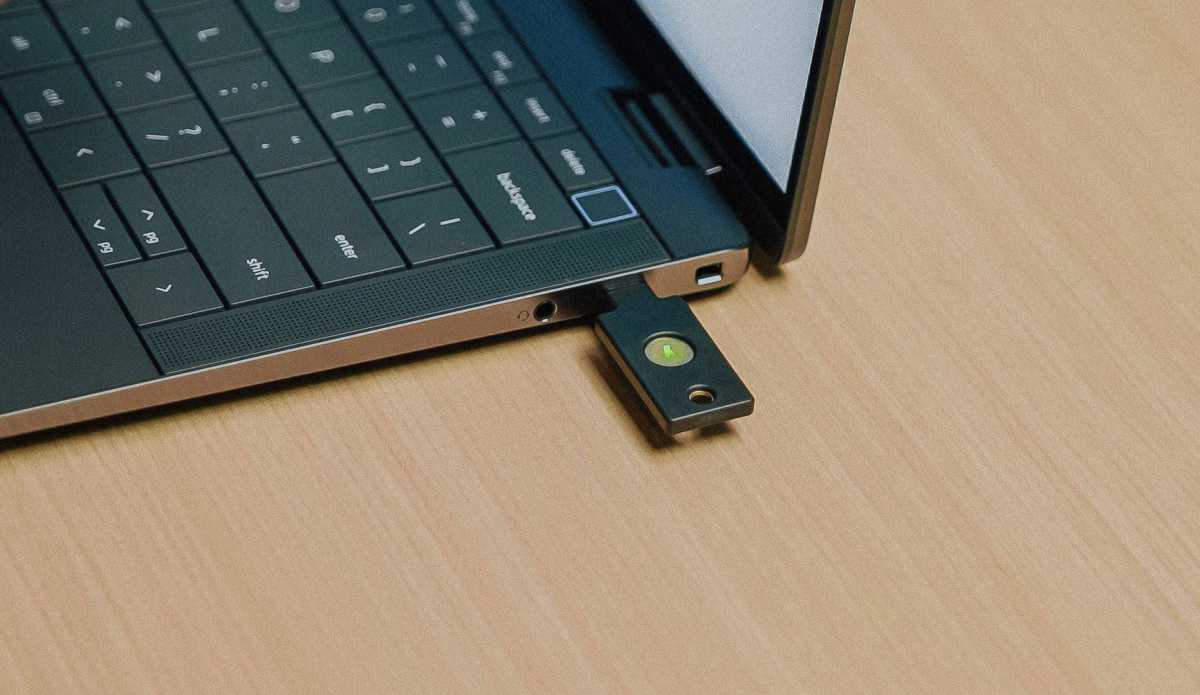 إصدار USB-C من Yubikey متصل بجهاز كمبيوتر محمول Windows