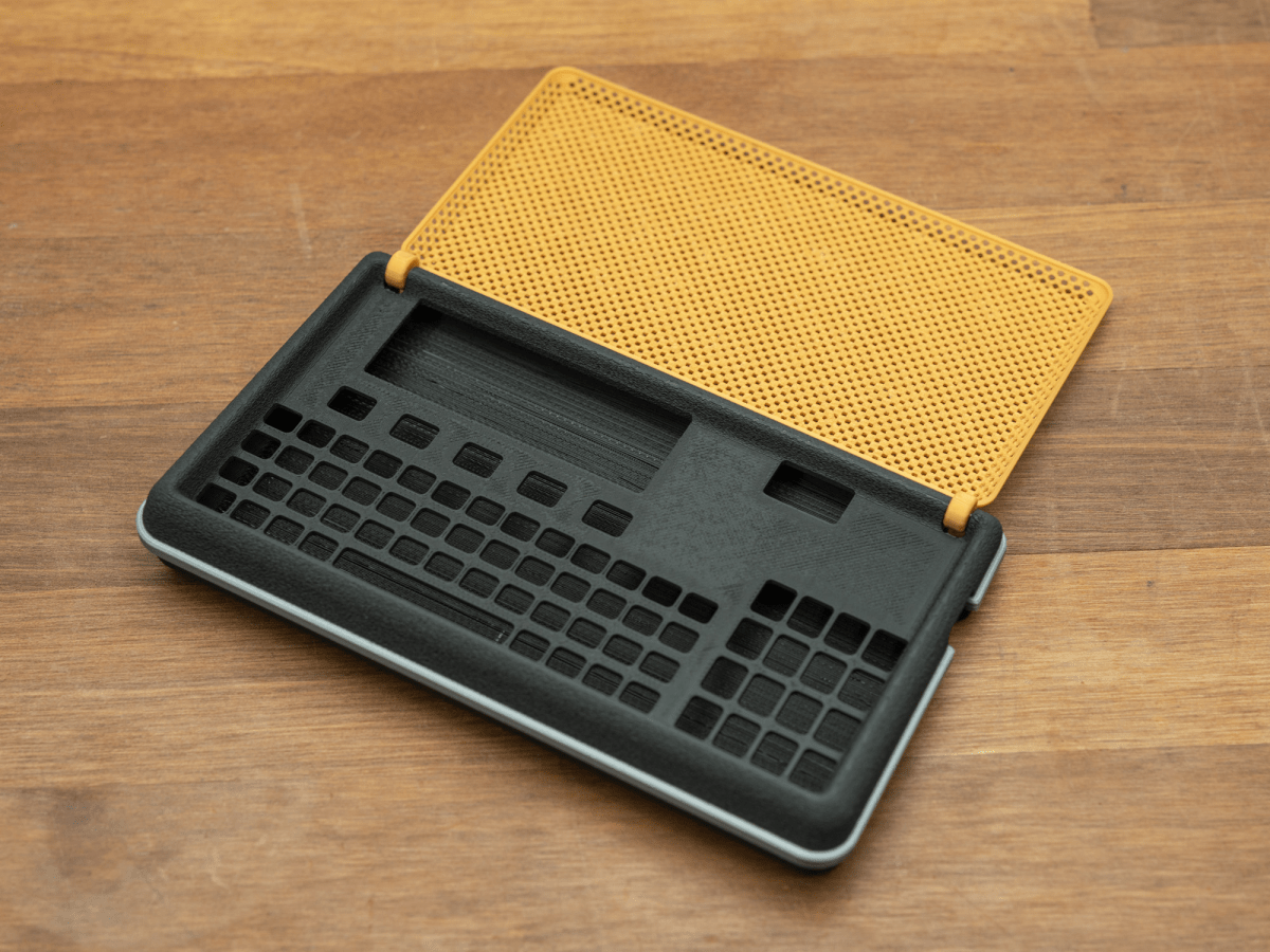 غطاء شارة Star Trek Communicator Con من تصميم Thomas Flummer