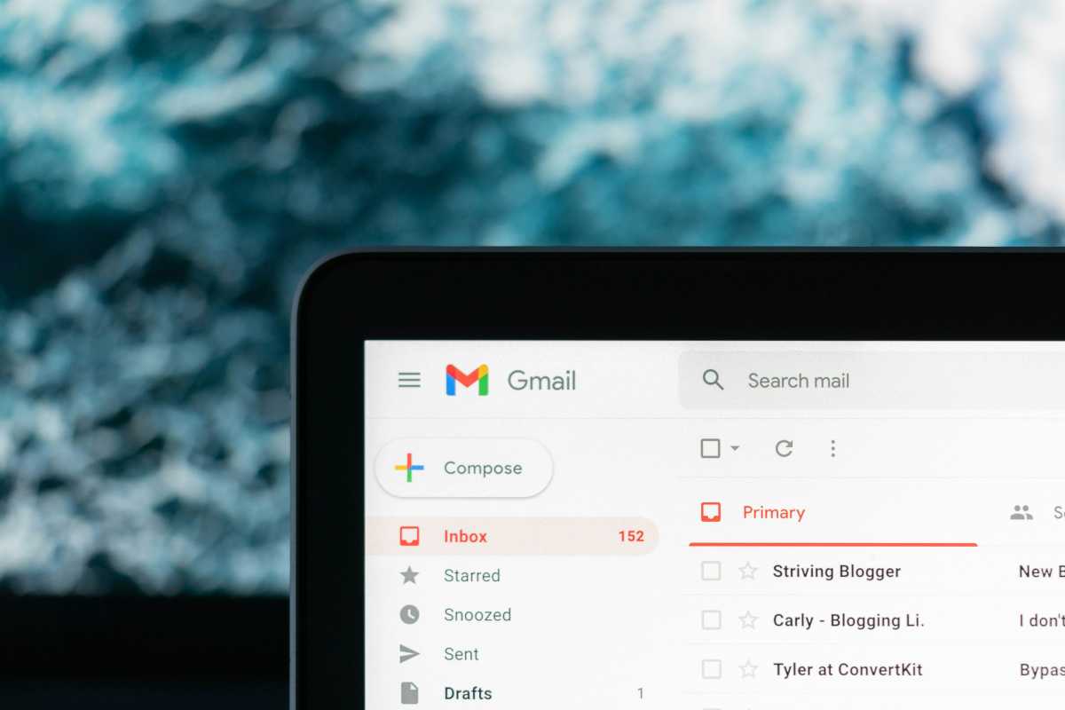 صندوق الوارد Gmail على جهاز كمبيوتر محمول