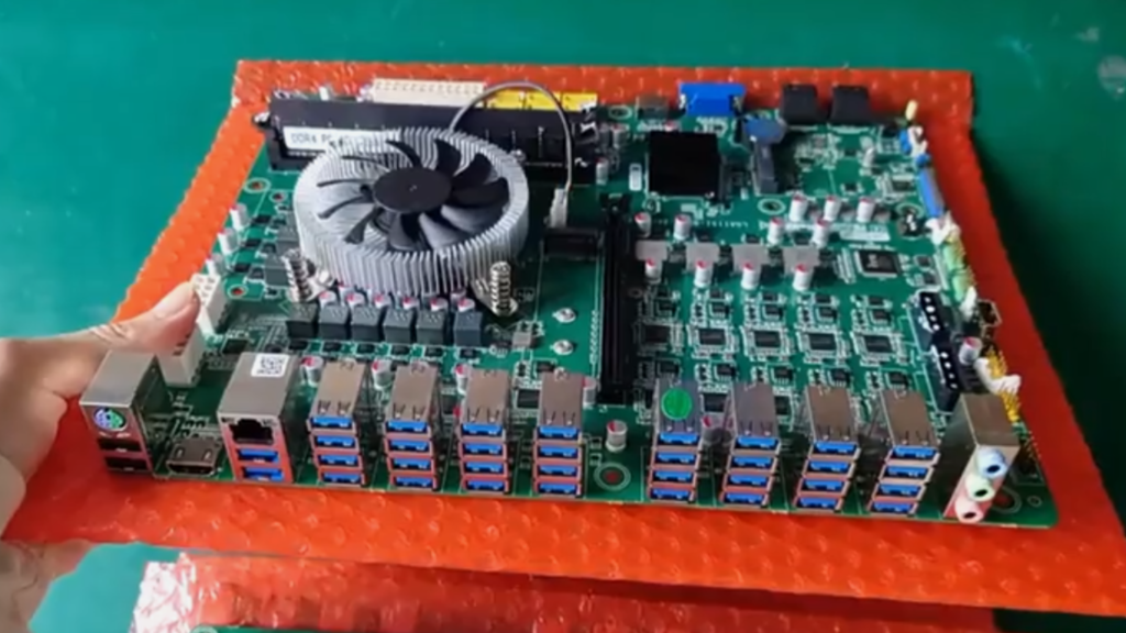 لقد انتشرت هذه اللوحة الأم المخصصة من Intel المزودة بـ 36 منفذ USB بسرعة كبيرة