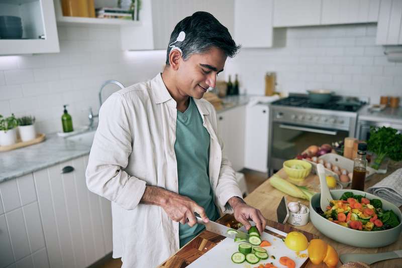 كيف تعمل أجهزة الذكاء الاصطناعي المتطورة (Edge AI) داخل غرسات القوقعة الصناعية.