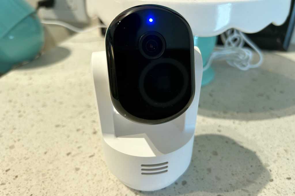 مراجعة كاميرا Arlo Essential Pan Tilt الداخلية: تغطية كبيرة، أقل من 50 دولارًا