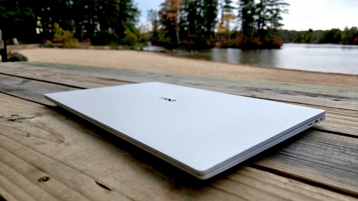 تم إغلاق الكمبيوتر المحمول Dell 16 Premium عند البحيرة