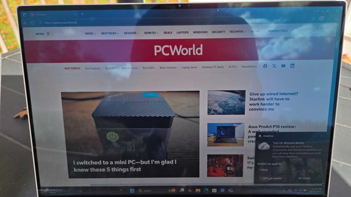 شاشة كمبيوتر محمول لامعة في الشمس