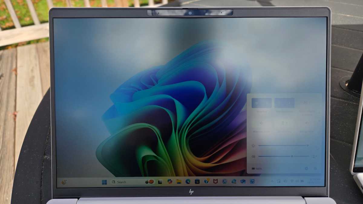 شاشة كمبيوتر محمول غير لامعة في الشمس