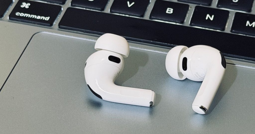 استخدام سماعات AirPods للتنقل بين أجهزة ماك يوفر سهولة في الاستخدام.