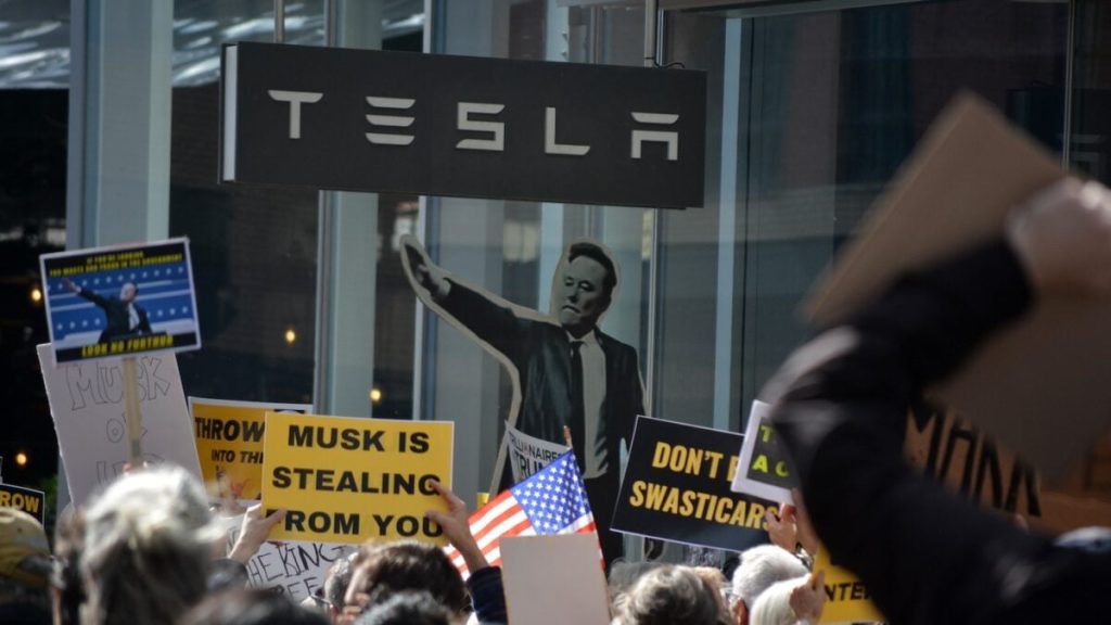 انهارت مبيعات تيسلا بنسبة 90 بالمائة تقريبًا في بعض البلدان الشهر الماضي