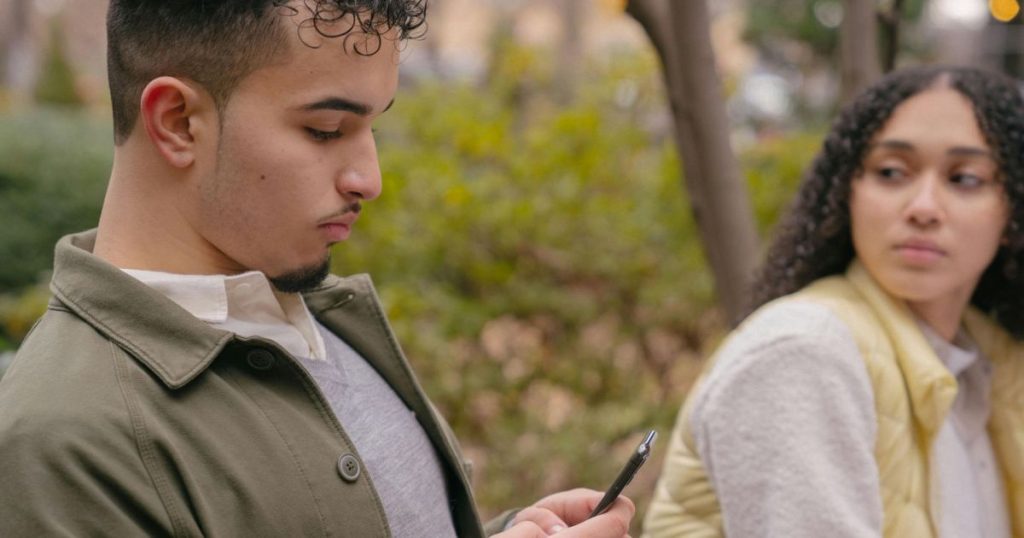 تثير العلاقات العاطفية مع الذكاء الاصطناعي موجة طلاق عالمية.