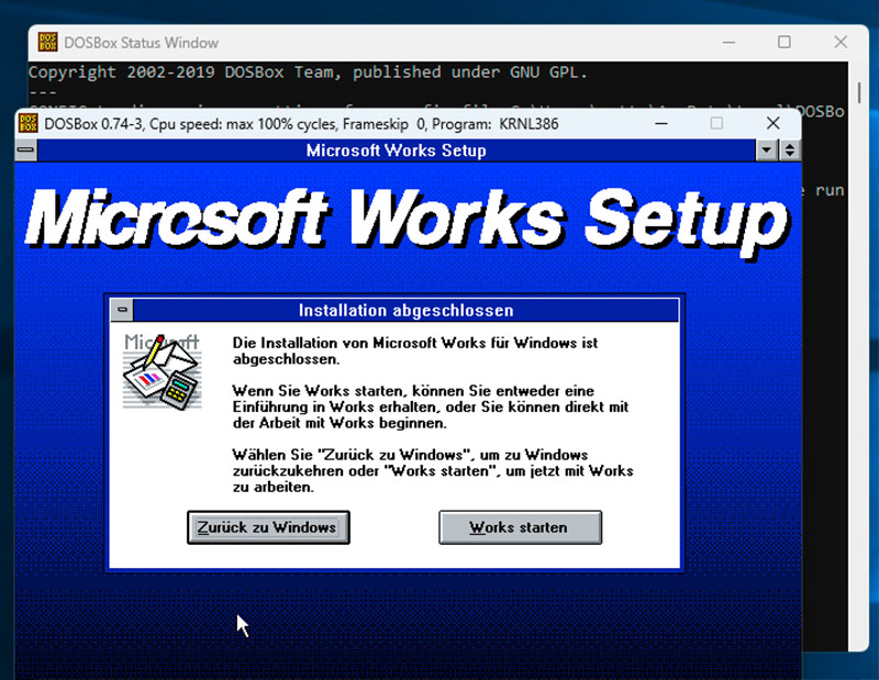 يتضمن برنامج Office-Vorgänger Microsoft Works (1988) أحد البرامج النصية، وهو عبارة عن جدول بيانات يحتوي على بنك بيانات واحد مع وجود مشكلات كبيرة في النهاية ضمن Windows 3.1 في تثبيت DOSBox. Auch die Bedienung klappt einwandfrei.