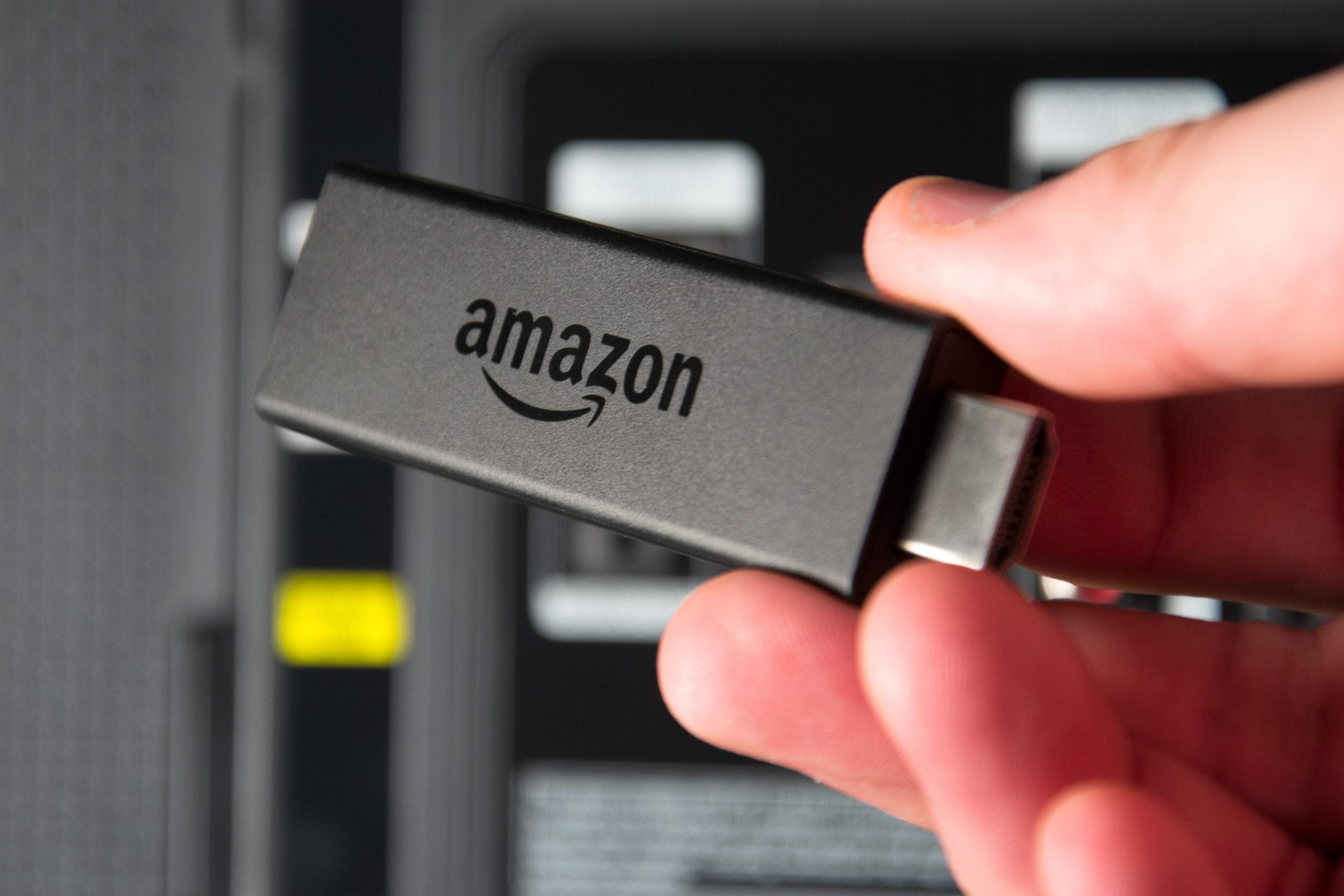 Amazon Fire TV Stick في متناول اليد