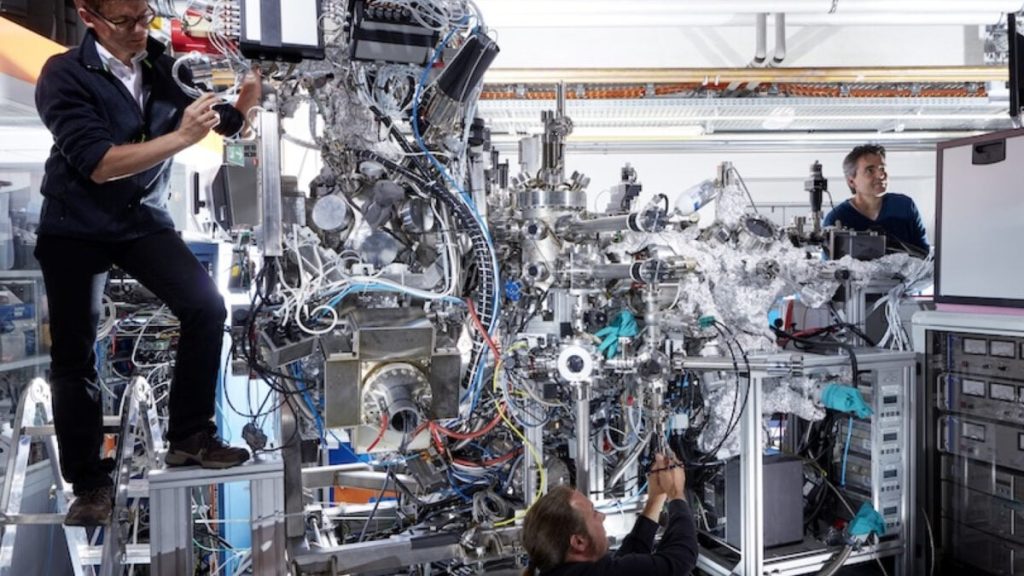 يقوم الفيزيائيون بفك تشفير رقصة الجسيمات التي “تقتل” الموصلية الكهربائية