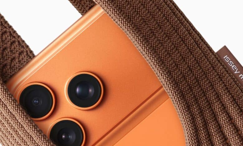 "iPhone Pocket".. حافظة جديدة مثيرة للجدل من آبل لحمل هواتف آيفون