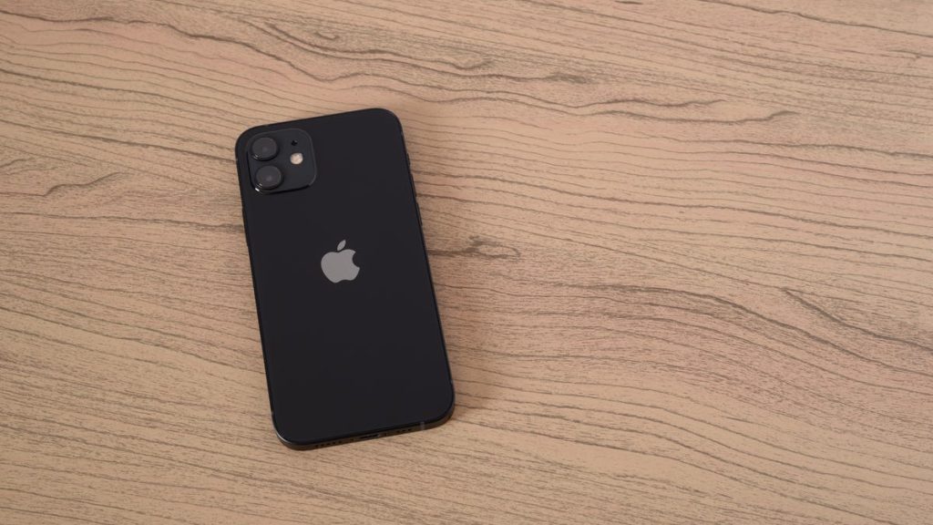 وضع الهاتف على الطاولة سلوك غير لائق