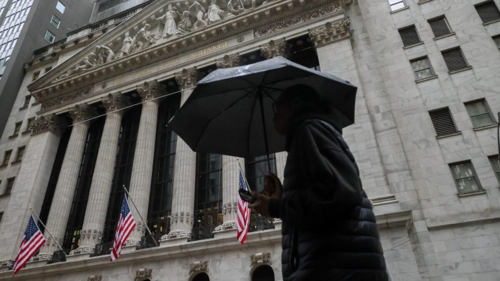 تنخفض عملة البيتكوين إلى أدنى مستوى لها منذ 6 أشهر مع قلق تجار العملات المشفرة.