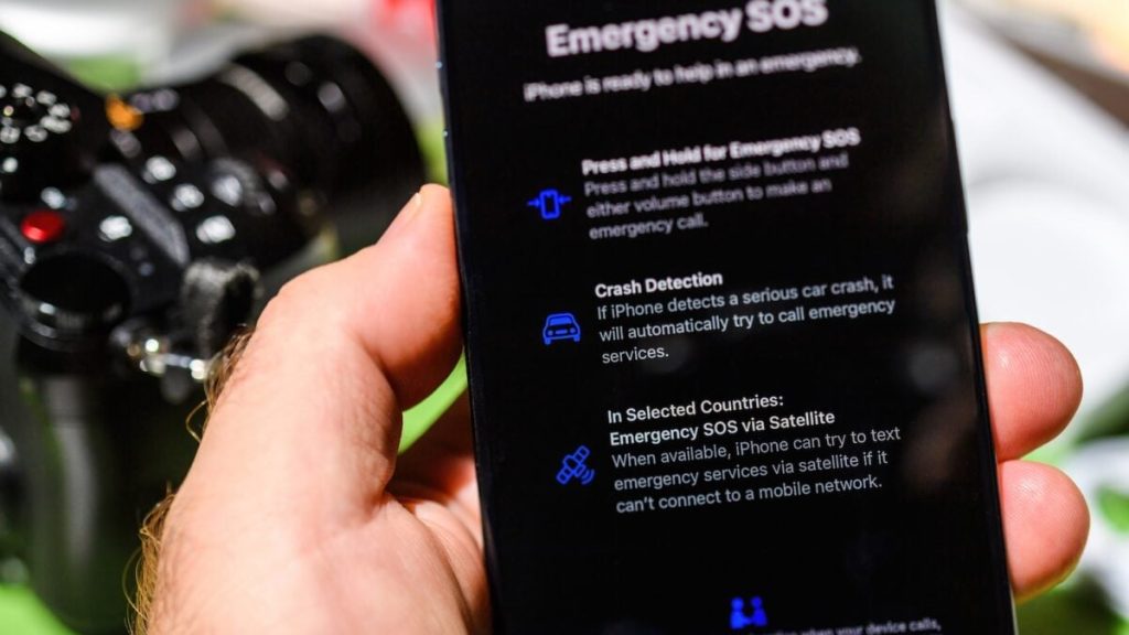 يقول التقرير إن ميزات الأقمار الصناعية على أجهزة iPhone ستصبح جيدة قريبًا