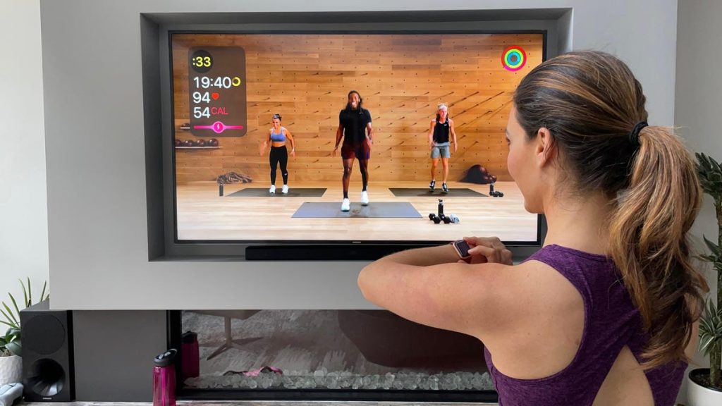 تُوسع آبل (Apple) خدمة “فيـتنس بلس” (Fitness Plus) بإضافة ترجمات مدبلجة بالذكاء الاصطناعي وموسيقى كيه-بوب.