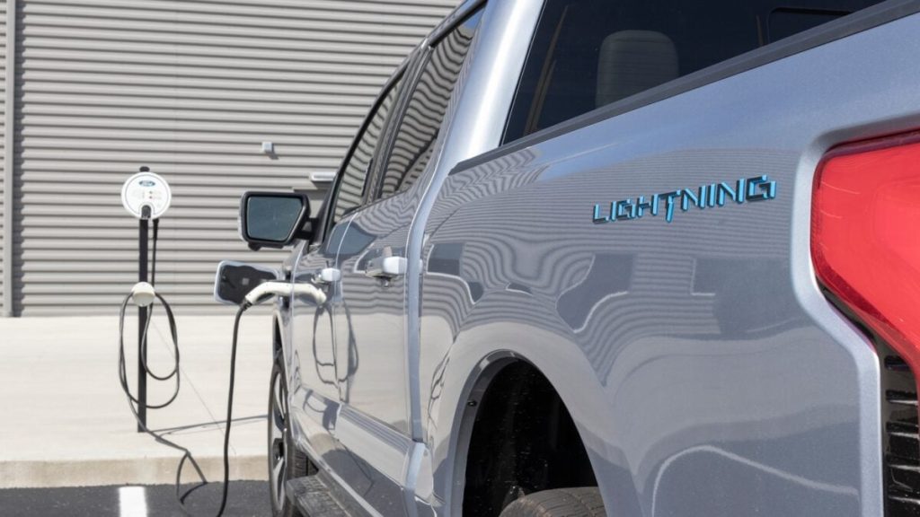 فورد تُعيق التحول الكامل لشاحنات بايدن الكهربائية.