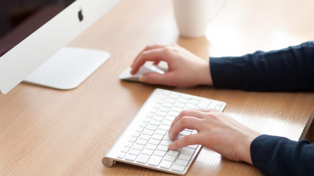 تخطط آبل لترقية شاشة آي ماك إلى تقنية OLED، لكن إطلاقها قد يستغرق وقتاً.