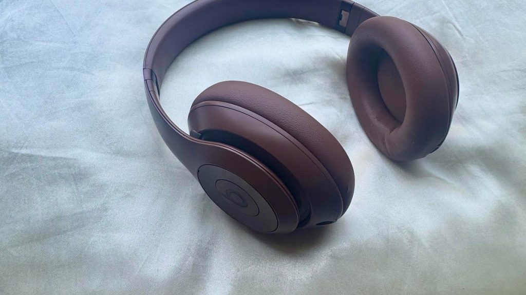 تخلّى الكاتب عن سماعات AirPods لصالح سماعات Beats Studio Pro، ولا ينوي العودة إليها.