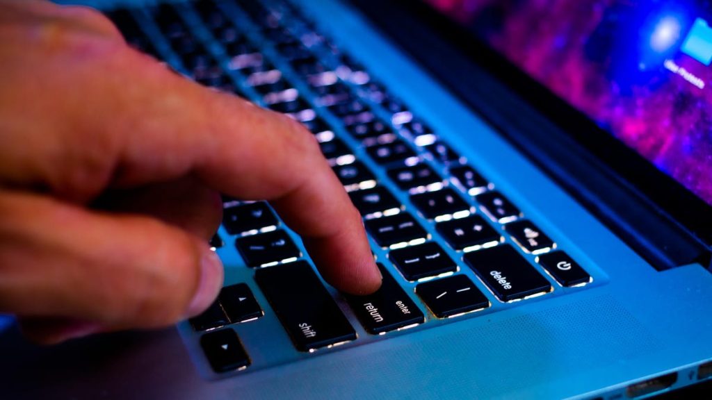 هل يتعطل مفتاح على لوحة مفاتيح ماك بوك؟ وإليك كيفية إصلاحه.