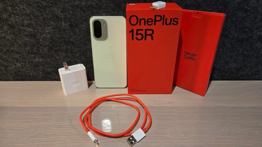 فتح علبة هاتف OnePlus 15R: نظرة على محتويات العلبة.