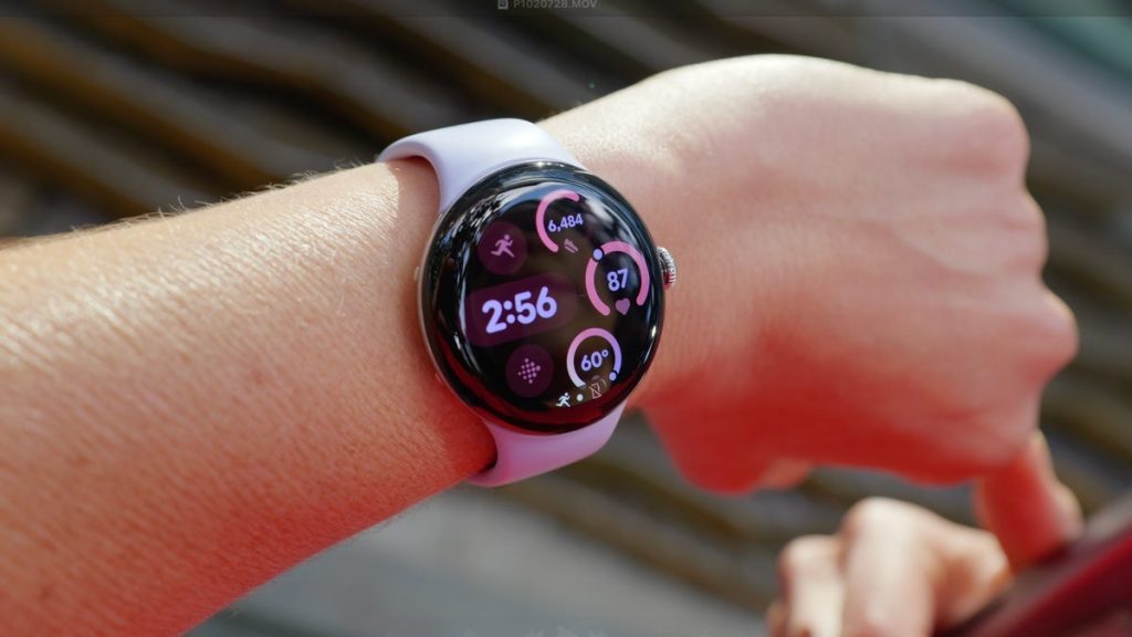 ما زلت معجباً بساعة Pixel Watch 4 بعد شهر من الاستخدام، مع ملاحظة تعرضها للخدش.