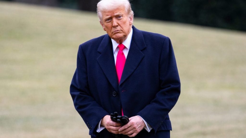 يقوم ترامب ببناء “قوة تقنية أمريكية” تضم أكثر من 1000 موظف مبتدئ.