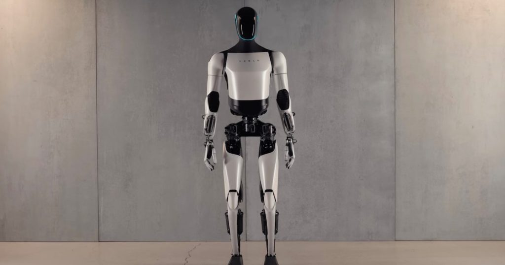 يشهد روبوت تيسلا أوبتيموس (Optimus) ذو الشكل الإنساني تعثراً ملحوظاً خلال العرض.