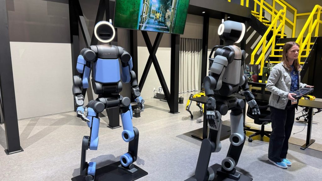 روبوت أطلس الجديد من بوسطن ديناميكس يستعرض المشي البشري للمرة الأولى.