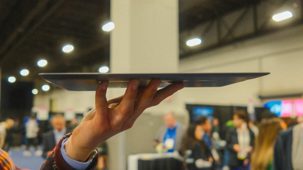 هل هذا الجهاز اللوحي هو الأرفع وزناً على الإطلاق؟