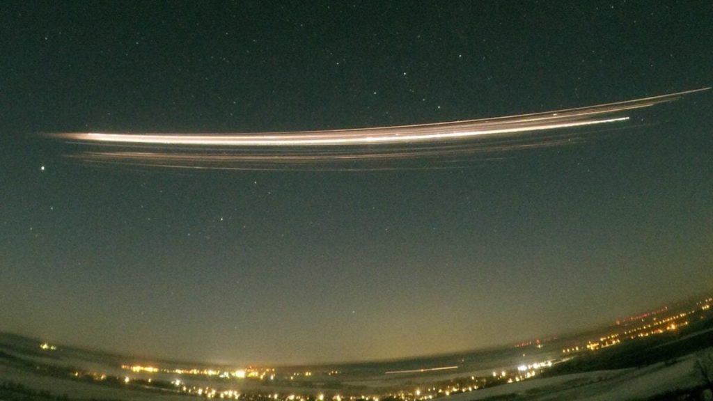 إعادة دخول صواريخ سبيس إكس يسبب تلوثًا معدنيًا في الغلاف الجوي العلوي.